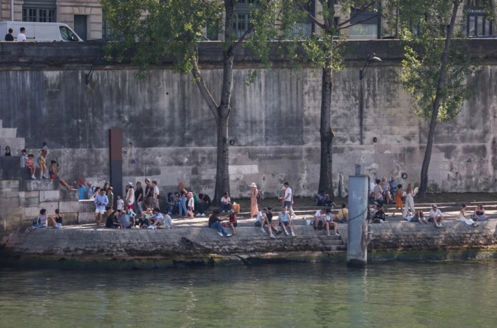 ПО ЕДЕН ВЕК ЗАБРАНА ВО ФРАНЦИЈА: Ова лето сите ќе може да пливаат во реката Сена, изјави министерката за спорт, Мари Барсак