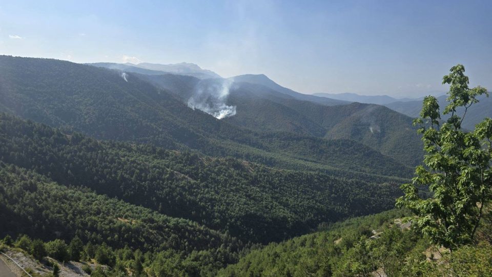 ДЗС: Борбата со големиот шумски пожар во ловиштето Јасен траеше и во текот на ноќта, гасењето на огнот продолжува и денеска
