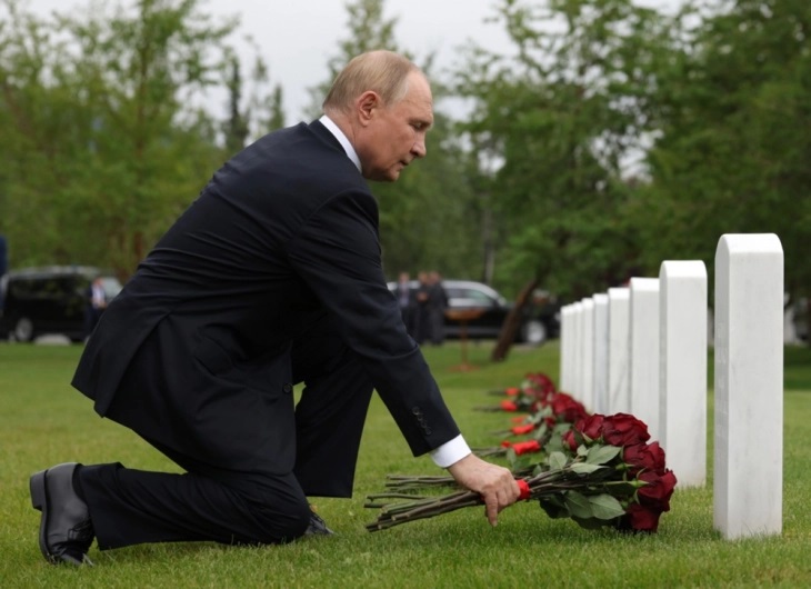ПРЕД САМИТОТ СО ТРАМП: Путин положи црвени рози на гробиштата на советските војници загинати во Втората светска војна