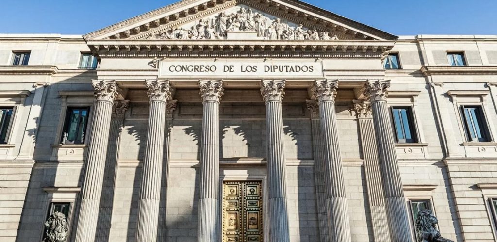 Министри и другите функционери во Шпанија поднесоа оставки поради фалсификување дипломи