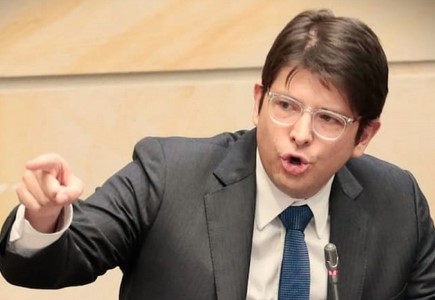 ПО ДВА МЕСЕЦИ ОТКАКО МУ БЕШЕ ПУКАНО В ГЛАВА НА МИТИНГ: Почина кандидатот за претседател на Колумбија Мигел Урибе