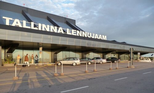 Патнички авион со руски туристи принудно слета во Естонија поради украински напад со дронови врз Русија
