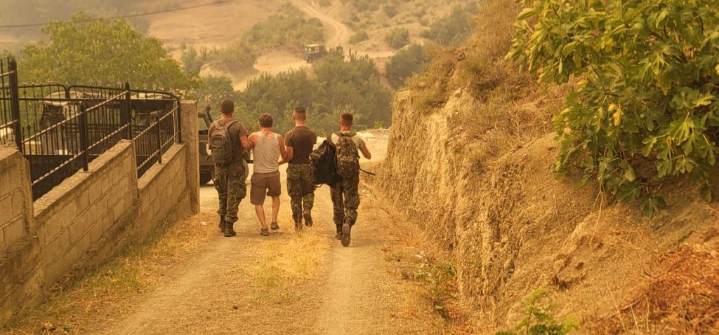 Пожарите во Албанија ја зедоа и првата жртва, наредена евакуација на неколку села