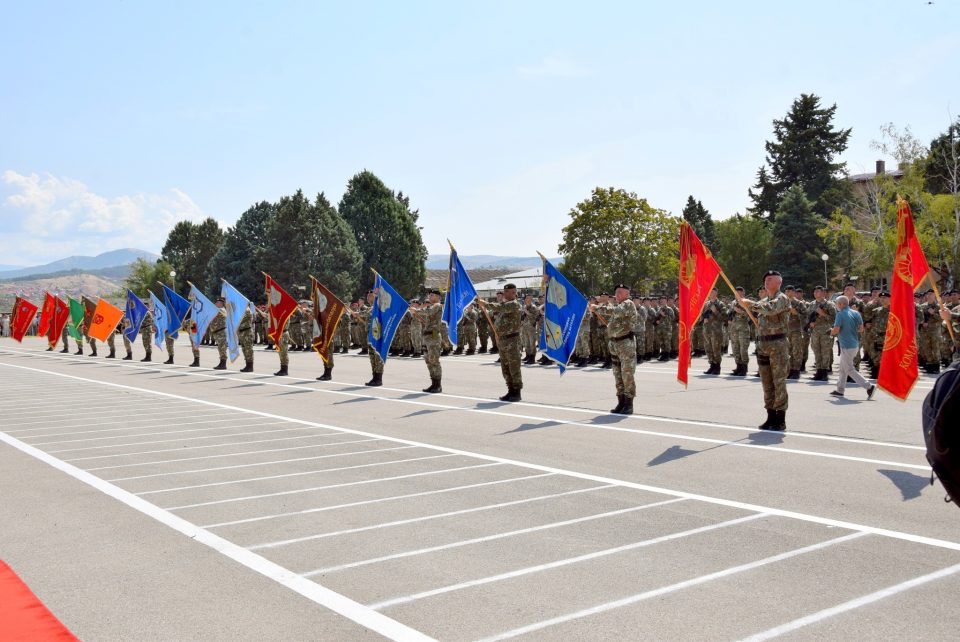 (фотогалерија) ОДБЕЛЕЖАН ДЕНОТ НА АРМ: Државниот и воен врв на централната свеченост во касарната Јане Сандански во Штип