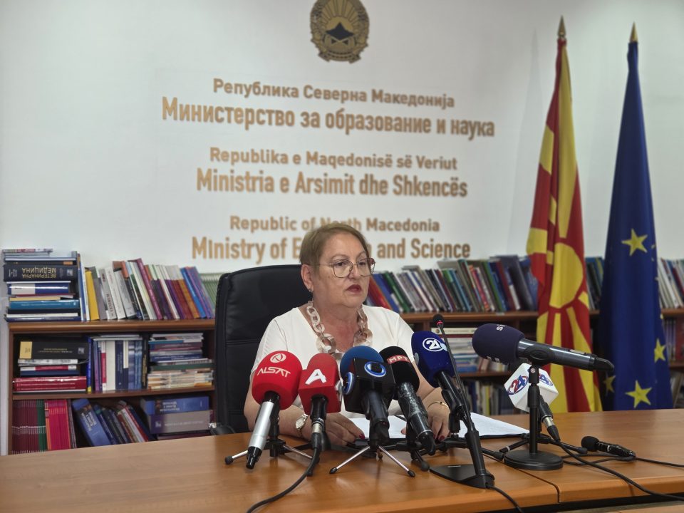 ЈАНЕВСКА: Утре со учебници за сите ученици, со подобрени услови и вештачка интелигенција во наставата, започнува новата учебна година