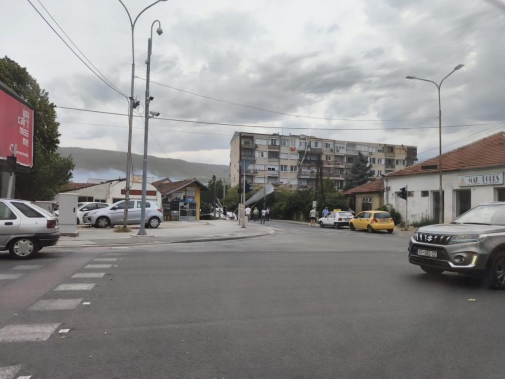 ФОТО+ВИДЕО: Силниот ветер однесе кров од зграда во Ѓорче Петров