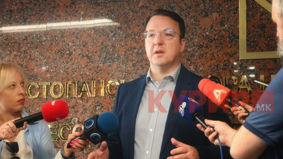 НИКОЛОСКИ: Новите правила за патување во земјите на Европската Унија за граѓаните од Македонија се одложени за следната година