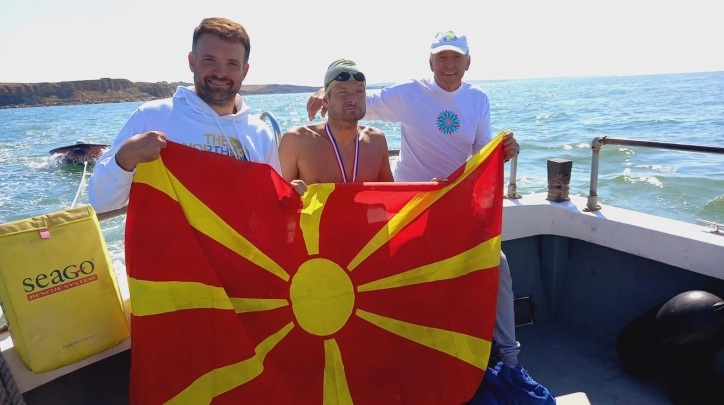 УСПЕХ НА МАКЕДОНСКИОТ ПЛИВАЧ: Евгениј Поп Ацев денеска е петтиот Македонец што го преплива Ла Манш, за 9 часа и 43 минути