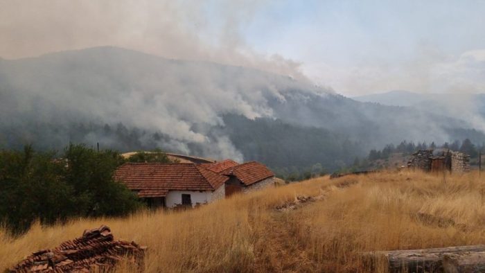 ЈП МАКЕДОНИЈАПАТ: Поради пожар затворен е за сообраќај патот од Брезница преку Националниот парк Јасен до Македонски Брод
