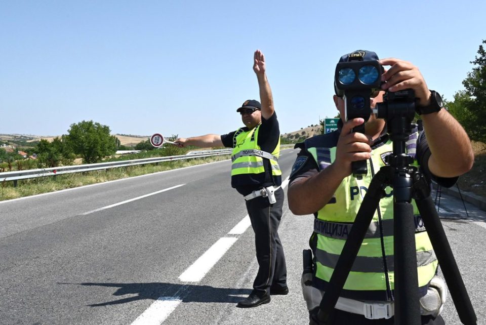 ВО АПС СО 252 КМ НА ЧАС: Уапсен е 36-годишен штипјанец кој со БМВ на автопат каде што е дозволено да вози 120 летал со 252 км/час