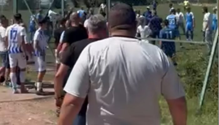 ОЈО БАРА ПРИТВОР ЗА ТЕПАЧОТ ВО ШТИП: Поради жолт картон за синот, таткото влегол на терен и делел правда со тупаници врз деца