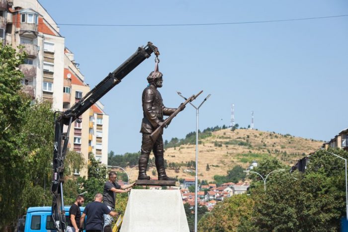 НА АТ ПАЗАР ВО БИТОЛА: По одлуката од 2015 година денеска е поставен споменикот на македонскиот војвода Александар Турунџев