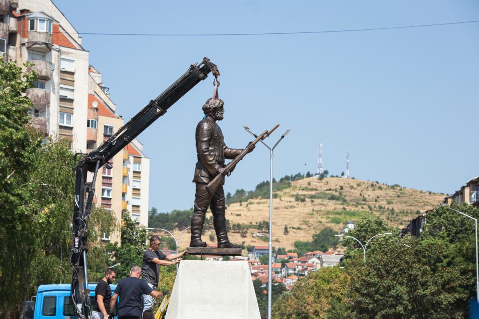 НА АТ ПАЗАР ВО БИТОЛА: По одлуката од 2015 година денеска е поставен споменикот на македонскиот војвода Александар Турунџев