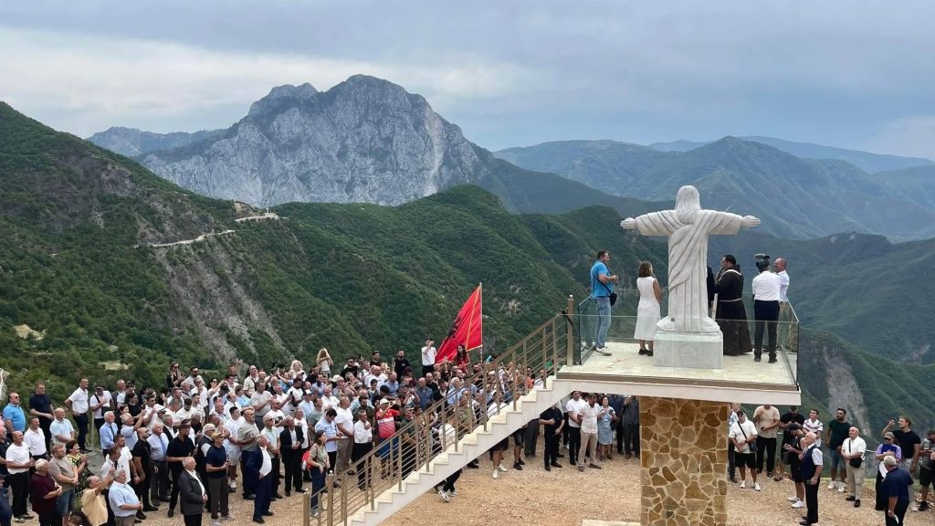 Во Албанија откриена прва статуа на Исус Христос во стилот на бразилската скулптура
