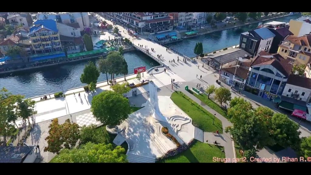 АТРАКЦИЈА ЗА ТУРИСТИТЕ ВО СТРУГА: Не си вистински стружанец ако не знаеш да скокаш такла од мостовите и да прска вода на Црн Дрим