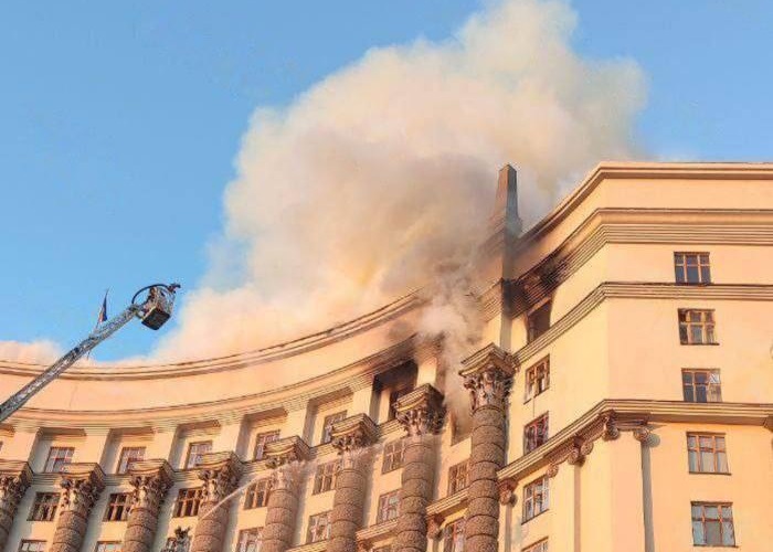 КЛИЧКО: Утрово избувна пожар во зградата на Владата на Украина во центарот на Киев, интервенираат противпожарни екипи