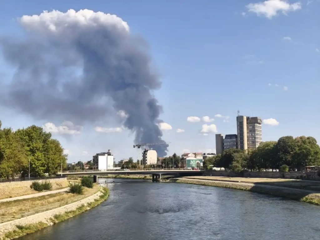 ПОЖАР ВО ТРУБАРЕВО: Опожарени се отпадни материи, огнот го гасат повеќе екипи, пожарникарите интервенирале и во Лисиче