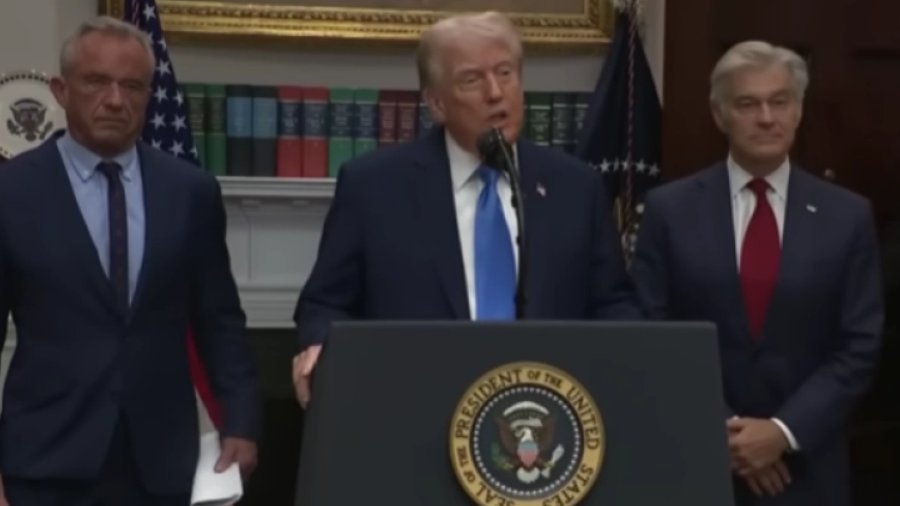 ТРАМП ДРАМАТИЧНО: Не давајте тајленол на децата (парацетамол), бремени жени – не го пијте, имаме страотен пораст на аутизмот