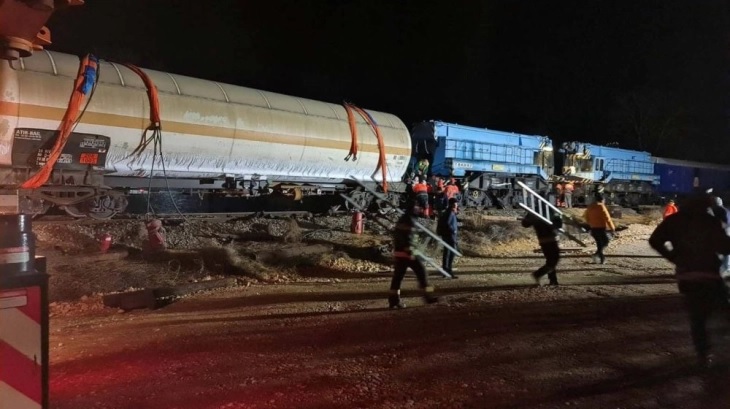 Две цистерни полни со нафта излетаа од шини во Србија, засега е непознато дали имало излевање на горивото и кои се причините за несреќата