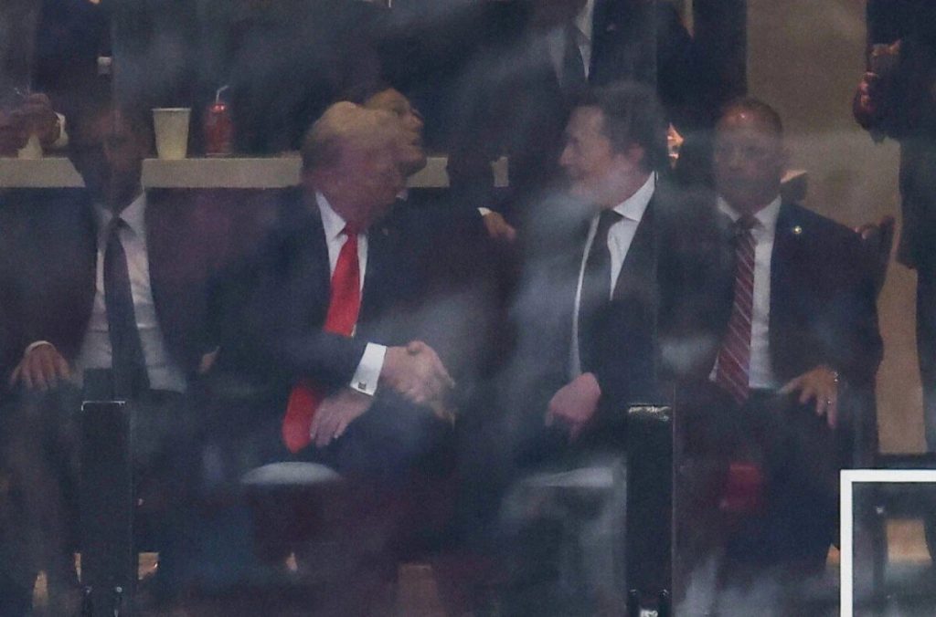 ТРАМП И МАСК СЕ РАКУВАА: Читач на усни откри што си рекле еден на друг