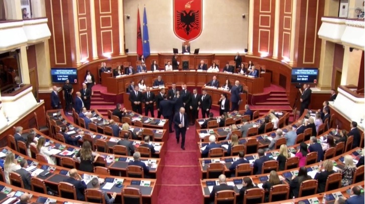 ПАРЛАМЕНТ НА АЛБАНИЈА: Усвоена програмата „Рама 4“, просечна плата од 1.000 евра до 2030 година, а во јавниот сектор 1.200 евра