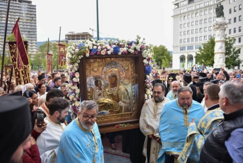 УТРЕ ВО СКОПЈЕ: Литија со иконата на Пресвета Богородица – Троеручица во центарот на градот по вечерната празнична богослужба