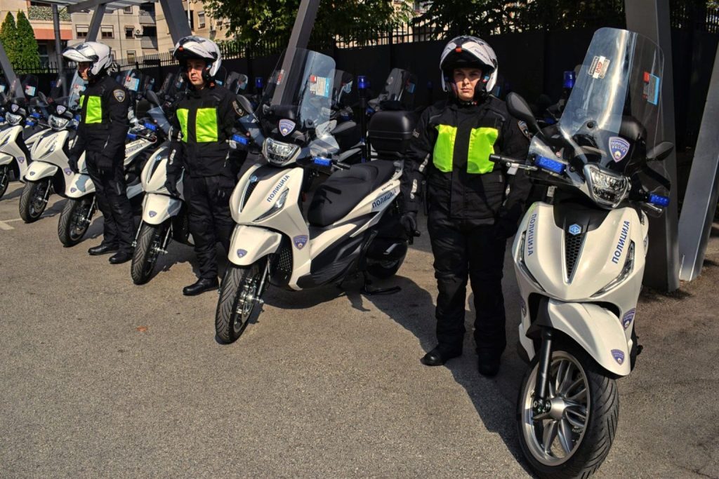 (галерија) ОПРЕМА ОД РСБСП ЗА МВР: Тошковски прими нови 23 мотоцикли Пјаџо и друга опрема за поефикасна сообраќајна полиција