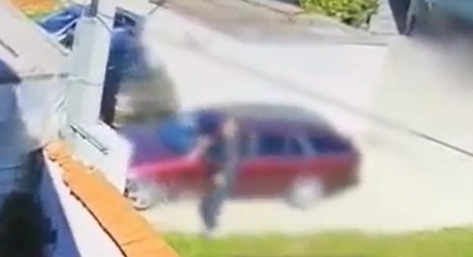 (видео) УАПСЕН ЖИТЕЛ НА СКОПСКО КОНДОВО: Снимен на камера како на свој соселанец му го полил со бензин и му го запалил Мерцедесот