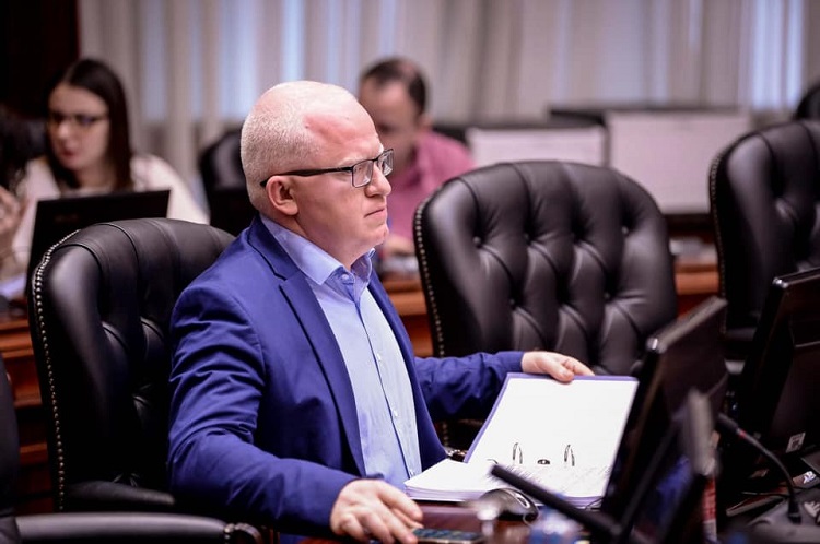 РАШКОВСКИ ДЕМАНТИРА: Легално внесував пари во државата, не ширете лаги