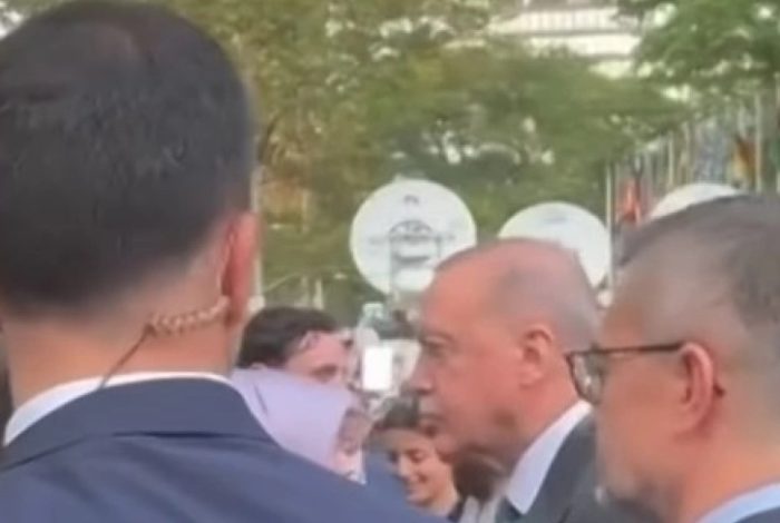 ПО МАКРОН ИНЦИДЕНТ И СО ЕРДОГАН ВО ЊУЈОРК: Полицијата го принуди да чека на тротоар додека мине конвојот на Трамп