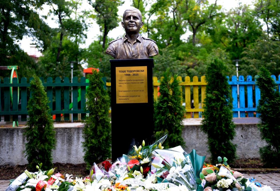 ТОШКОВСКИ: Вечна слава за Тоше – во Пробиштип откриена биста на полицаецот Тодоровски кој загина во трагичниот пожар во Пулс