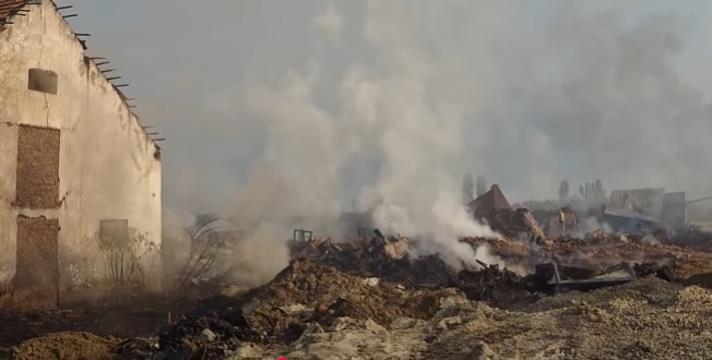 (видео) СНИМКИ ОД ПОЖАРОТ УТРОВО: Пожарникарите спасија неколку објекти и дворови кои беа полни со пластичен отпад