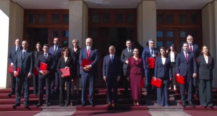 РАМА ПЕШАЧЕШЕ СО МИНИСТРИТЕ: По сликањето со Бајрам Бегај, од претседателската палата пешки на првата седница на Владата
