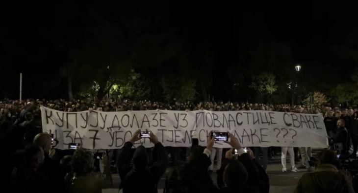 ПРОТЕСТИ ВО ЦРНА ГОРА: „Турци надвор“ и „нема мигранти“ извикуваа демонстрантите пред црногорската Влада во Подгорица