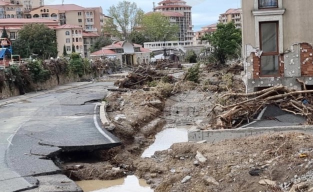 СТРАШНО НЕВРЕМЕ ГО ПОГОДИ БУГАРСКОТО ПРИМОРЈЕ: Тројца загинати во катастрофалните поплави во Бугарија