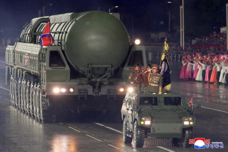 ВОЕНА ПАРАДА ВО СЕВЕРНА КОРЕЈА: Ким Јонг Ун се пофали со новата интерконтинентална балистичка ракета која има домет до САД