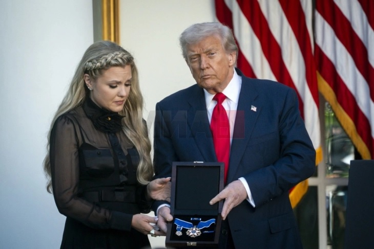 ЧАРЛИ КИРК ПОСТХУМНО ОДЛИКУВАН: Трамп го одликуваше десничарскиот активист со највисокото цивилно признание во САД