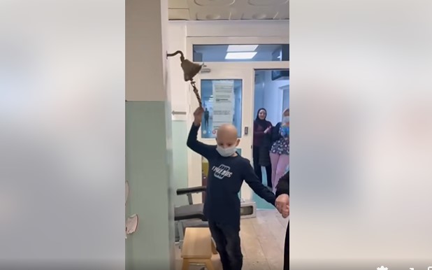 (видео) РАДОСНА ВЕСТ ОД ДЕТСКАТА КЛИНИКА: Ѕвончето силно заѕвони за да се чуе дека нашиот јунак Амир ја доби битката со тешката болест