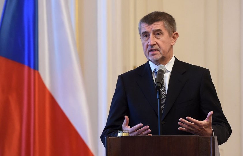 БАБИШ ВОДИ НА АНКЕТИТЕ ВО ЧЕШКА: „Не знам од која страна треба да дојдат руските тенкови“, обвини тој за ширењето паника