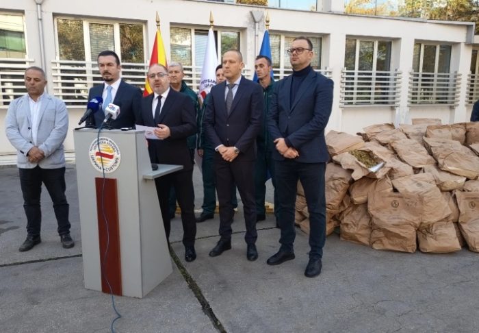 НИКОЛОВСКИ: Царината на Табановце заплени 130 кг марихуана вредна 700.000 евра, возачот на камионот понудил мито и добил лисици