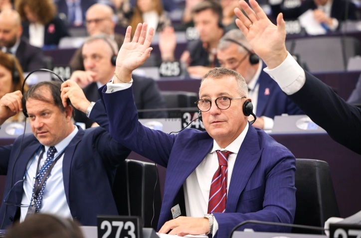 ПАРЛАМЕНТ НА ЕУ: Европратениците денеска ќе гласаат по двете иницијативи за недоверба на ЕК и претседателката Фон дер Лајен