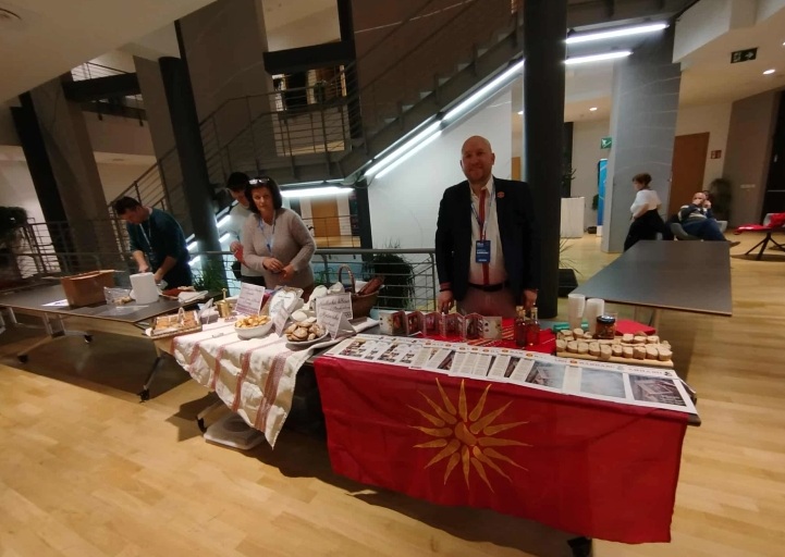 ИЛИНДЕН ОД ТИРАНА ВО ИТАЛИЈА: Носии, ајвар, лепче, ракија и убавините на областите каде што живеат Македонците во Албанија