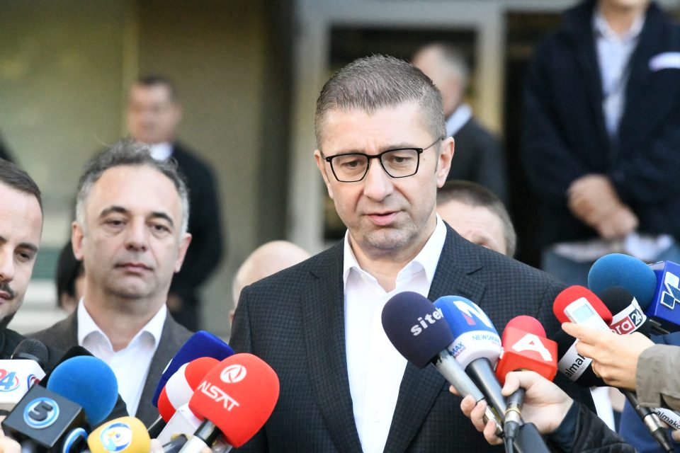 МИЦКОСКИ: Апсолутно е неточно и сензација дека постои разговор за коалиција со Рамиз Мерко, кој не ги поддржува ДУИ во вториот круг