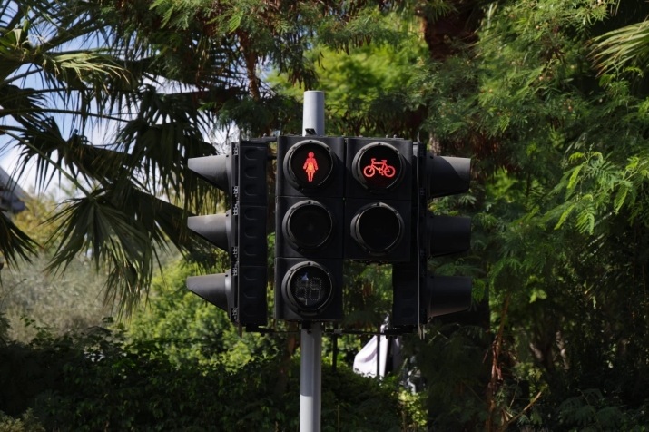 КИПАР ГИ ФЕМИНИЗИРА СЕМАФОРИТЕ: Првите семафори за пешаците, со женски фигури, се поставени на улиците во Никозија