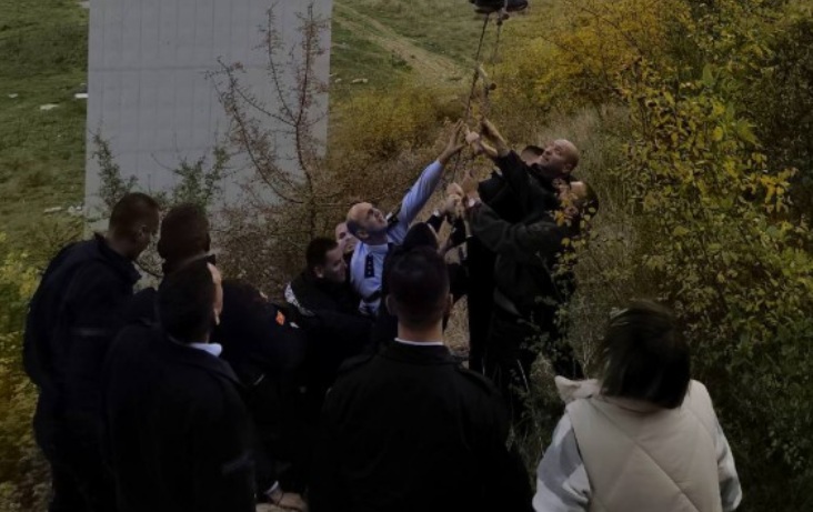 АКЦИЈА ЗА СПАСУВАЊЕ ВО КУМАНОВО: Пожарникари и полицајци спасија маж кој се обидел да се самоубие скокајќи од Искрин мост