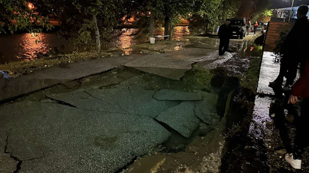 Фото галерија: Слушнавме експлозија, земјата се стресе, мислевме дека е земјотрес, сведочат жители за водоводниот дефект во Влае