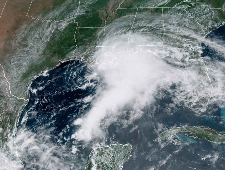 Бурата Клаудија усмрти три лица во Португалија, а предизвика поплави во Велика Британија