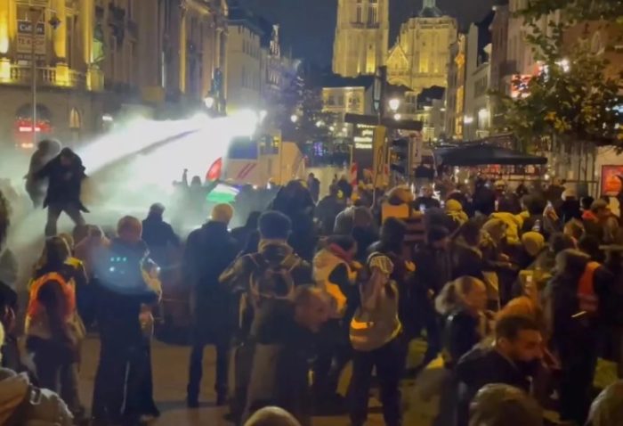 Судири меѓу полицијата и пропалестински демонстранти на плоштадот во Антверпен, уапсени неколку лица