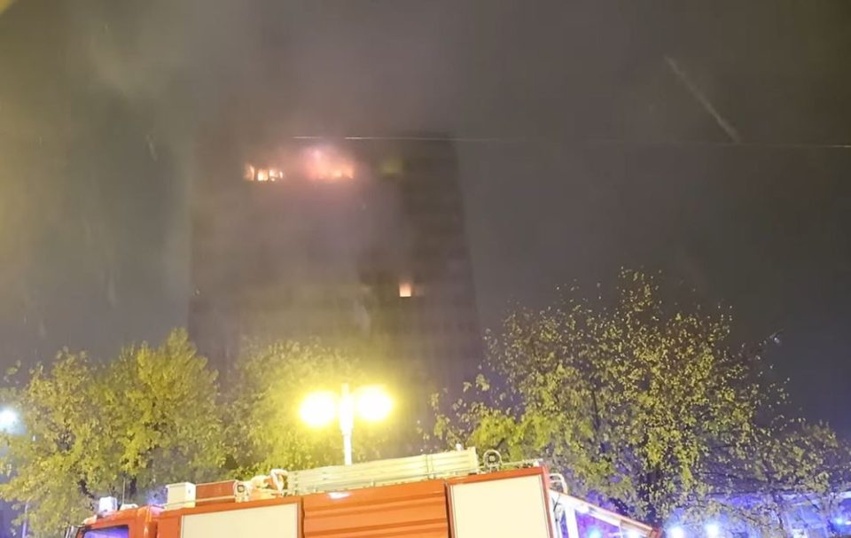 (видео) ГОЛЕМ ПОЖАР ВО ЗАГРЕБ: Гори небодер, цела ноќ го гаснат стотина пожарникари со 30 возила, за среќа нема жртви ниту повредени