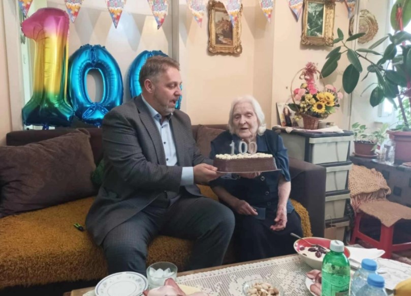 Лукровски и Саракинов и го честитаа стотиот роденден на баба Славка